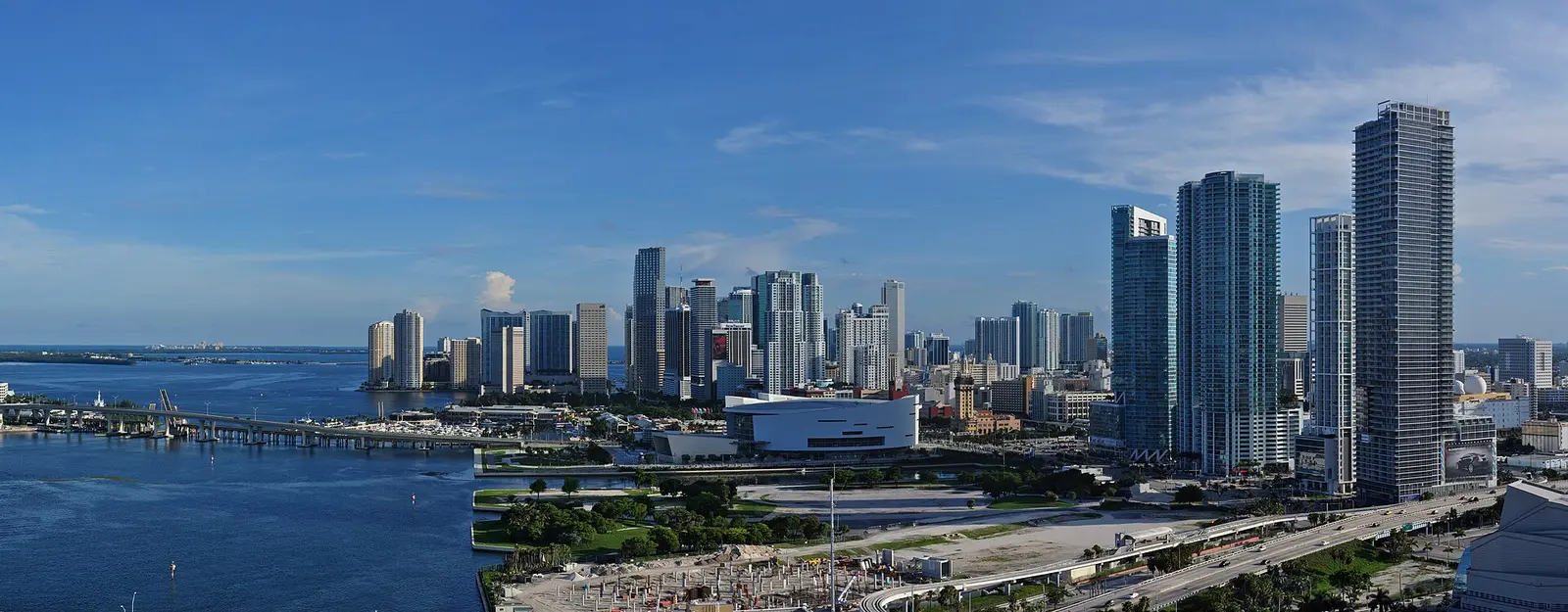 Downtown Miami, ses tours et la salle de concert vues d’en haut