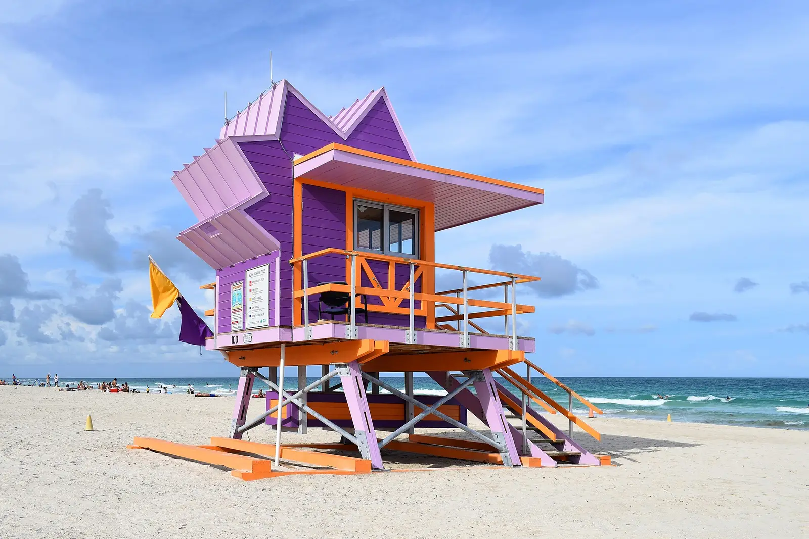 Un poste de sauveteur coloré sur la plage de South Beach