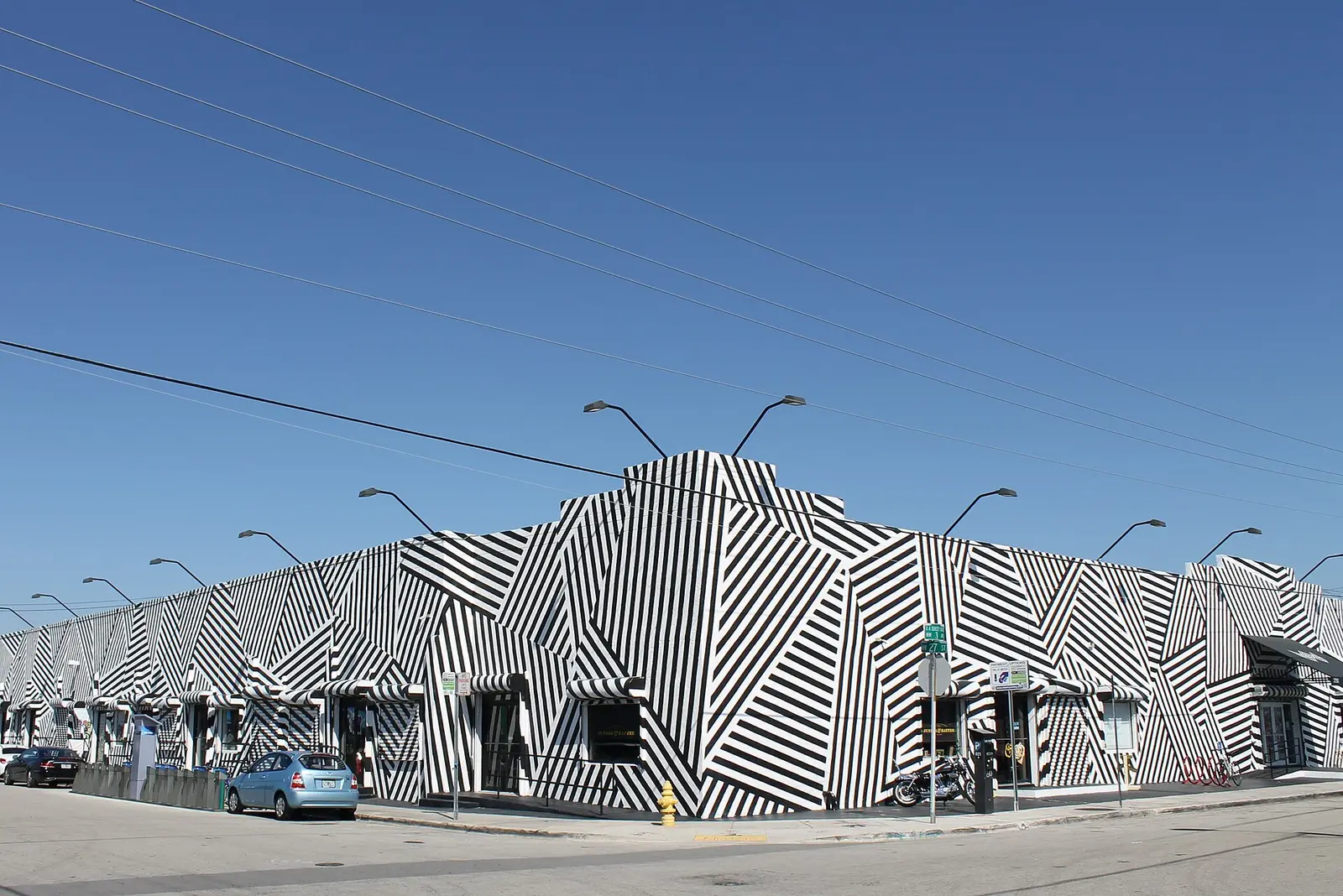 Un bâtiment de Wynwood entièrement peint de rayures noires et blanches